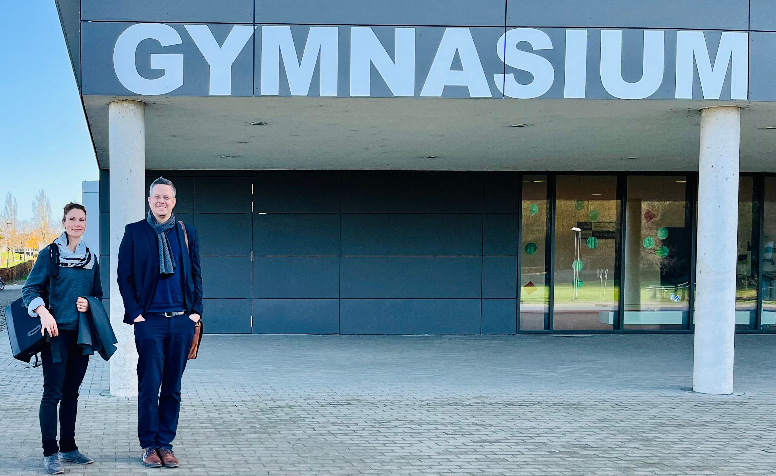 Frau Rehbeg und Herr Rübensam beim Dalton Gymnasium für das neue Gymnasium Offenbach